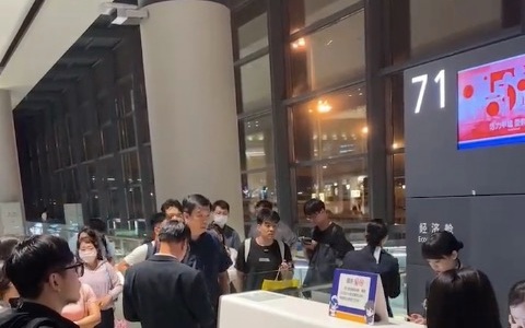 女子胸口藏蜜袋鼯登机致航班延误专家：影响飞行安全需担责(图1)