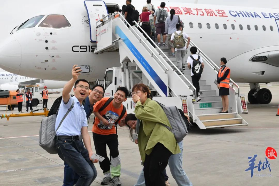 白云机场水门礼迎接！国产大飞机C919亮相“沪广快线”(图4)