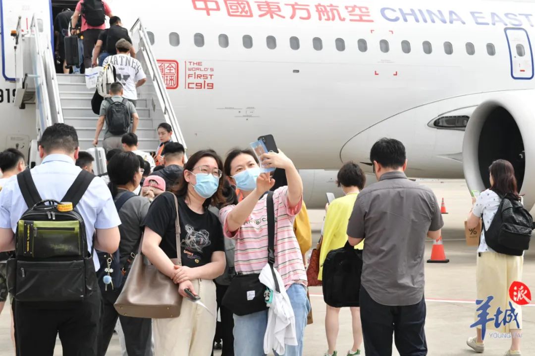白云机场水门礼迎接！国产大飞机C919亮相“沪广快线”(图5)