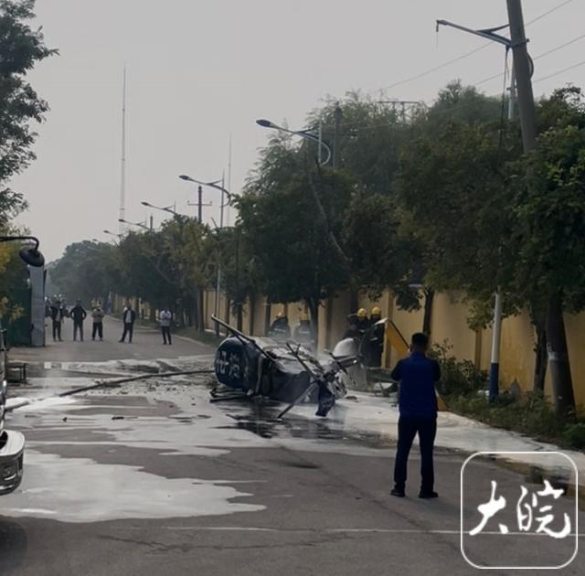 河南许昌一直升飞机坠落当地消防：飞机驾驶员正在医院救治事故原因在进一步调查中(图1)
