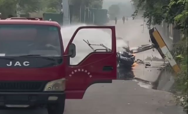 突发！又一直升机撞地起火(图3)