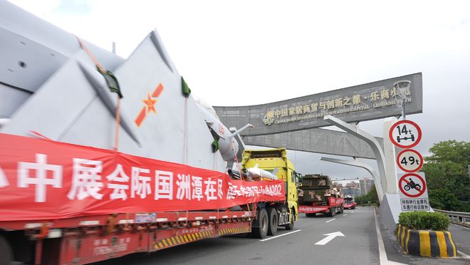 来了来了！多图直击佛山军事航天展装备巡游(图1)