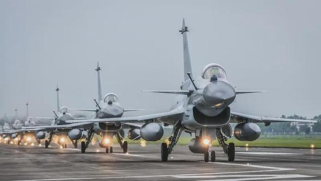 法国巴黎航展6月正式举办中国空军有点犯难派点什么飞机合适(图1)