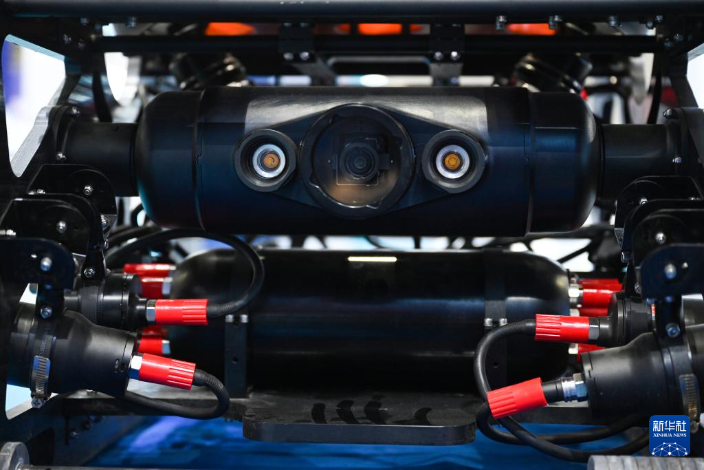 新華全媒+丨海洋科技裝備齊亮相——記者探訪2024世界航海裝備大會-新華網(图3)