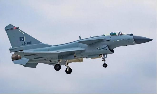 太强了！英媒爆料印巴空战ZDK-03没动是歼-10CE独自猎杀阵风？(图1)