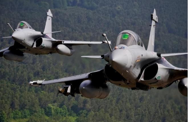 太强了！英媒爆料印巴空战ZDK-03没动是歼-10CE独自猎杀阵风？(图8)