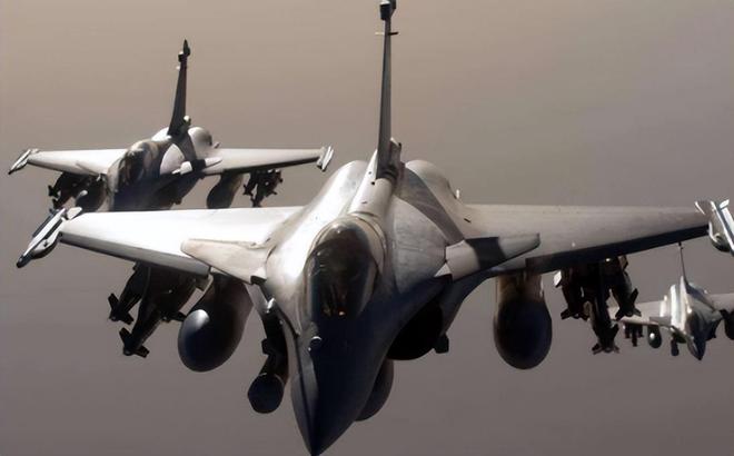 太强了！英媒爆料印巴空战ZDK-03没动是歼-10CE独自猎杀阵风？(图7)