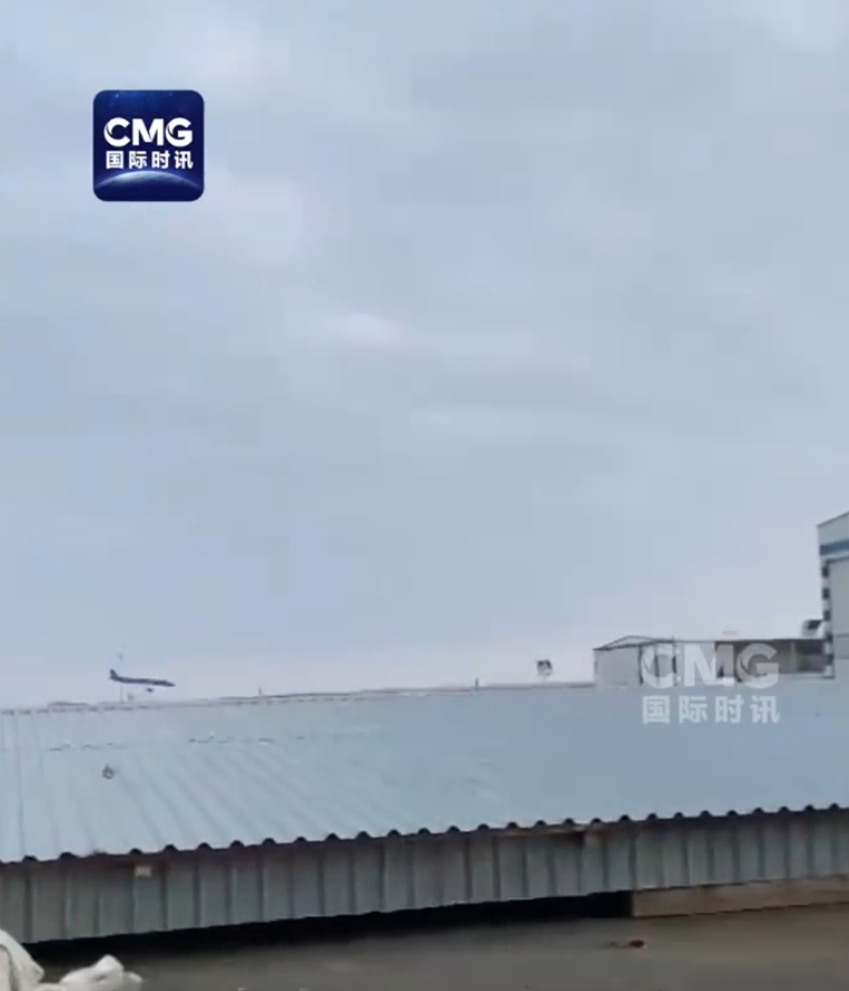 普京与阿塞拜疆总统会谈就阿航空难致歉！称因乌无人机入侵领空俄发射了导弹虽未击中飞机但在数米外爆炸(图2)