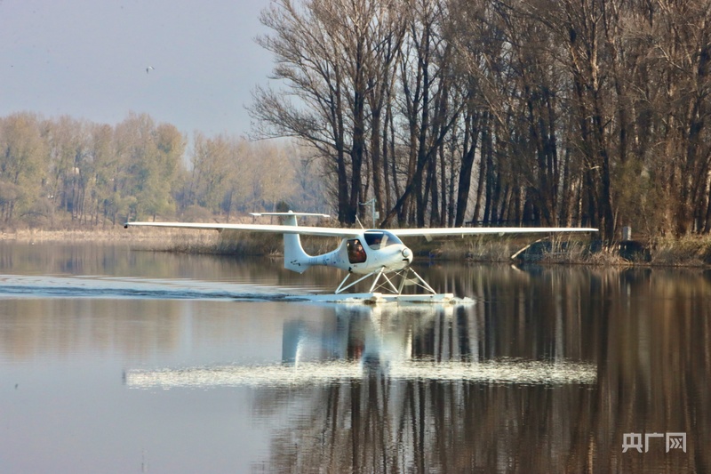 全球首款浮筒式电动水上飞机北京延庆区跨域巡查(图1)