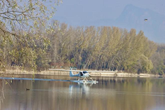 全球首款浮筒式双座电动水上飞机延庆起飞~开展“跨域护渔”(图1)
