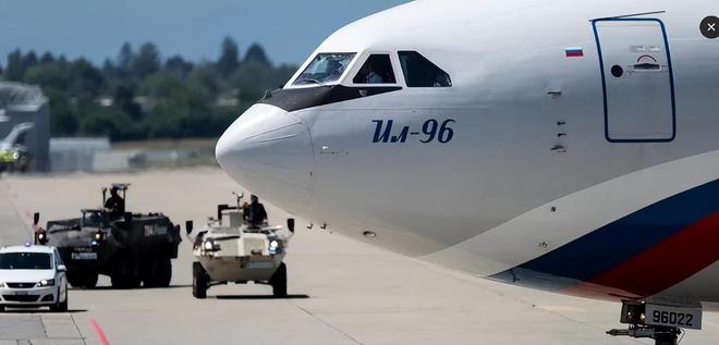 空军一号到底多先进?被誉为打不下的飞机安全配置很高(图11)