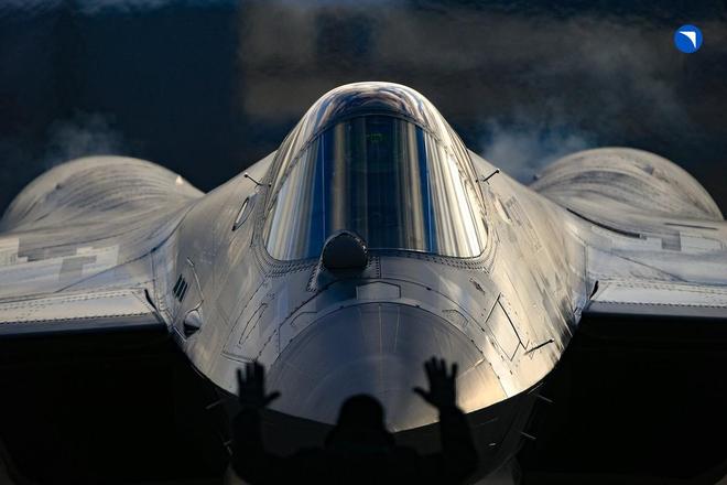 惊艳亮相！俄罗斯公开展示苏-57战斗机执行防空压制任务的新配置(图5)