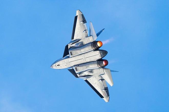 惊艳亮相！俄罗斯公开展示苏-57战斗机执行防空压制任务的新配置(图2)