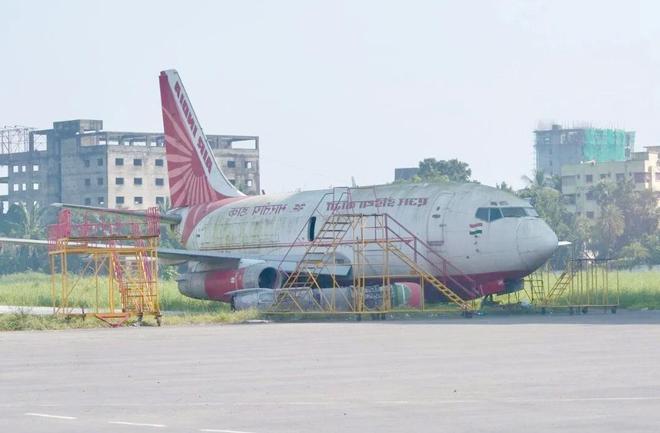 离谱！印航一架波音737“离奇消失”13年竟在机场角落被找到了(图2)