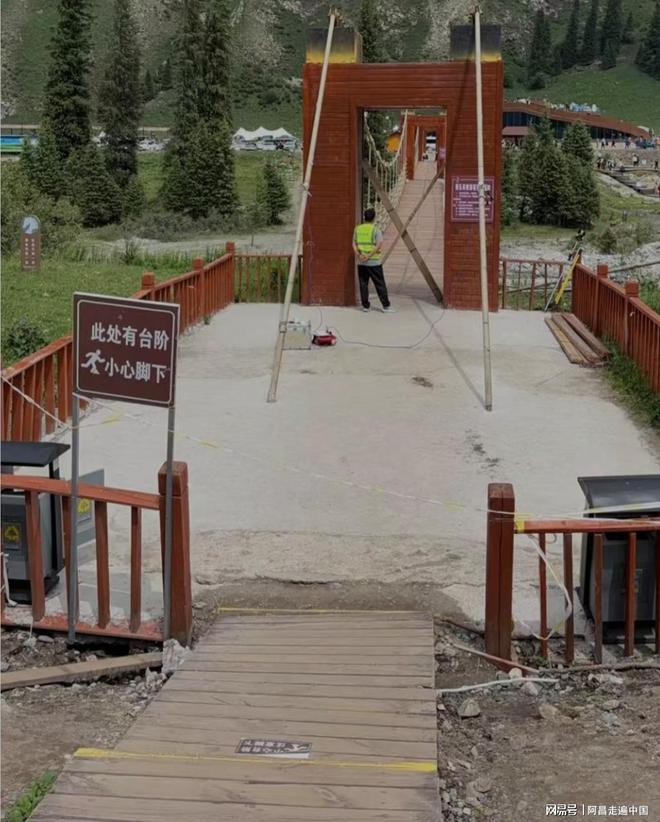新疆伊犁夏塔将军桥几十名游客掉进河里：网友说都是网红惹的祸(图2)