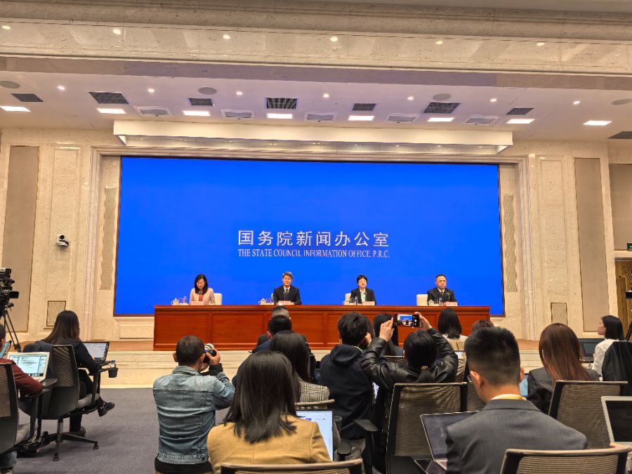 工信部：加快编制智能网联新能源汽车等“十五五”规划(图1)